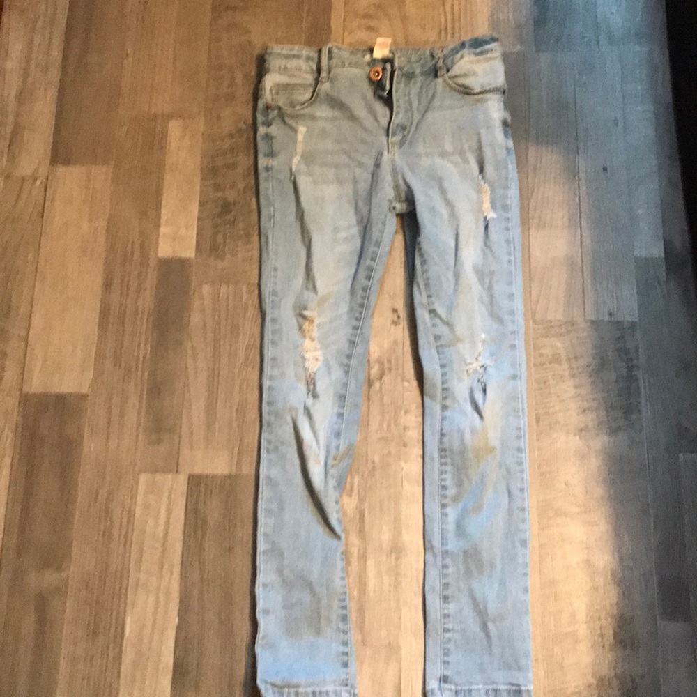 Forever 21 girls ripped skinny jeans.